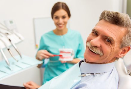 Как организовать правильный уход за зубами после протезирования?