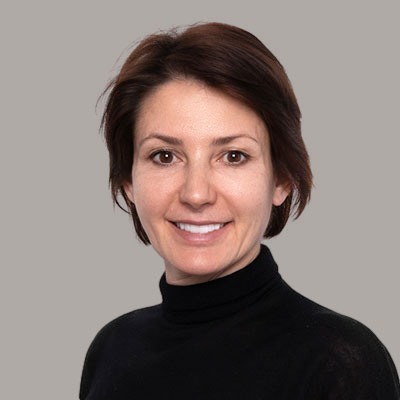 Окулова Елена Владимировна, медицинский директор, <br>врач стоматолог-хирург-имплантолог, пародонтолог